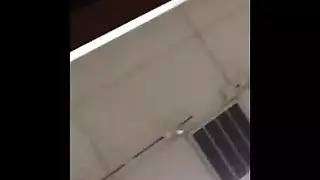 الكلبة الشقراء تلتصق بقضيب أسود كبير أسفل حلقها القذر وتقوم بتدليك زيت كبير