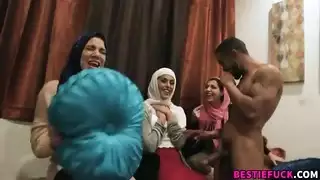 جماع جماعي لحريم عربي محجّب