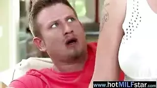 أيقونة بوليوود في مشهد شرجي قاسي
