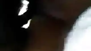 شاب أسود عشوائي يكتم ويدفع بقوة في وجه جمال سمراء