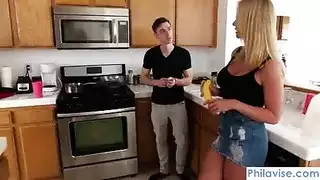 في قمة السعادة بسبب شرجه الخشن