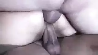 قطرات شاي ساخن على أثداء عارية