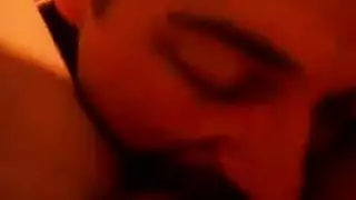 فعل ثدي صريح: فتى يلتهم ثدييها الكبيرين