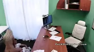 شقراء صدور كبيره