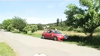 صديقة مثيرة تمارس الجنس بقوة على قضيب الرجل الناضج