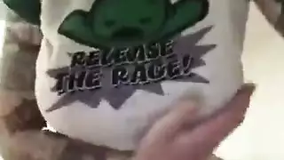 فتاة في زي فاتن تمص قضيبًا ضخمًا بينما تلعق الفتاة العذراء كسها المبلل