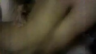 جنس ليلة أولى عنيف: زوج مثار يدخلها بقوة ويحصل على جنس فموي