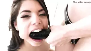 جلسة لعق سحاقية ثلاثية: ولعق مهبلية جامحة