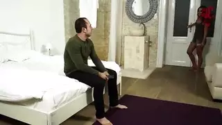 شقراء حلوة تحاول الشرج إلى أقصى حد مع أصدقائها