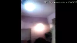 سيلفي إباحي: عاهرة تفتح مهبلها وتعض على حلمتيها بقوة