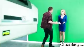 مقدمة تلفزيونية مثيرة تركب قضيب المنتج للحصول على علاوة