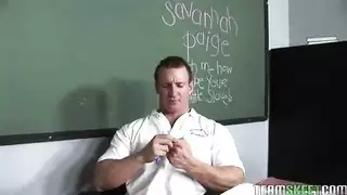 تلميذة كبيرة الصدر تتعلم الطاعة عبر الصفع والجنس الإباحي القوي