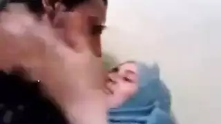 ربة منزل محجبة تشتهي تأخذ قضيبًا كبيرًا خلف ظهر زوجها