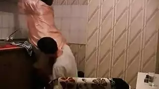 روسي سكران ينيك خالته في المطبخ كاميرا تجسس إكس إكس إكس سرية