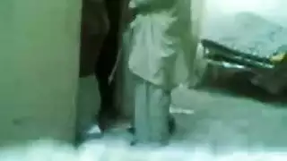 عامل باكستاني يمارس اللواط مع الكفيل السعودي