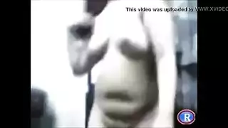 سورية ناضجة ذات أثداء طبيعية كبيرة تمص بطريقة مبللة