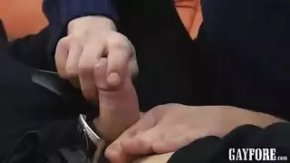 مراهقان يلمسان ويفركان قضيبيهما الصلبين leading إلى شرج passionate