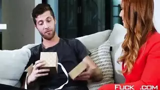 ابن الزوج ينكح كس زوجة الأب العاري بعد أن تفتحه