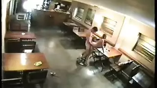 إسبريسو وجنس: كاميرا خفية تلتقط نيك عنيف في المقهى