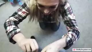 الفتاة الشقراء المثيرة تثير أبيها ثم تأخذ قذفه على جسدها بالكامل