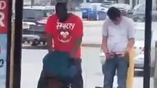 زنجي امريكي ينيك شرموطة في محطة الباص