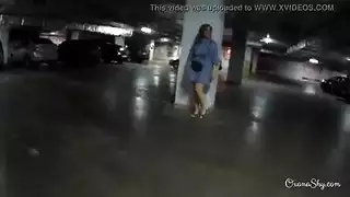 أفلام إباحية خارجية: مستعرضة تكشف مؤخرتها البيضاء المستديرة للجميع