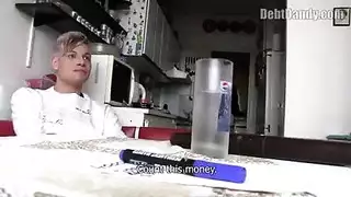 دفع للعب: شاب أشقر مفتول العضلات يخضع لجنس شرجي وفموي مثلي في مشهد إباحي