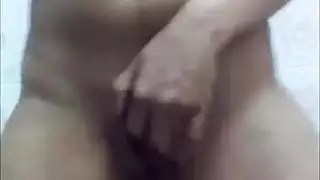 خيال إصبع في الحمام: تلعب بمهبلها المبلل ومؤخرتها