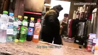 متحول يشتري شابًا لأجل فيلم شرجي حار في الحمام