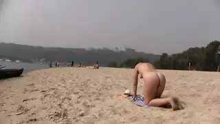 فتاة مراهقة ذات أثداء كبيرة ومؤخرة ممتلئة