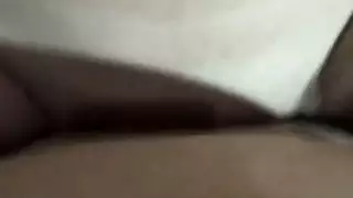 مراهقة آسيوية تأخذ شرجًا من شاب أبيض بينما تتعامل الفتاتان شفهيًا