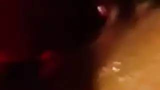 فتاة شقراء تركب عمودًا سمينًا لأقصى متعة