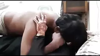 فتاة هندية تأخذ قضيبًا كبيرًا في فعل شرجي صريح