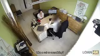 وظيفة شرجية على المكتب: عاهرة مكتب ذات أثداء كبيرة تأخذ نقداً مقابل جنس خشن