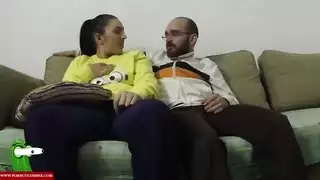 علاقة سرية منطلقة جلسة نيك جامحة على الأريكة