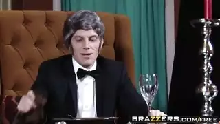 رومانسية صارخة: الزوجة المدللة تحب الحركة الجافة في غرفة النوم