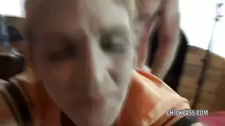 المبتدئة البريئة تتمدد بقضيب محنك