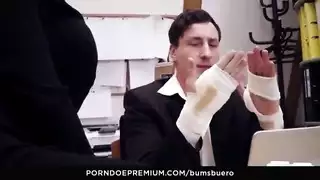 الشقراء ذات الوشم تُهيمن عليها بوضعية الكلاب المتطرفة من مديرها الهائج