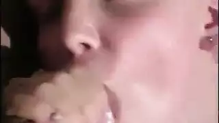 مص إباحي قوي: تبتلع قضيبي المنتصب بالكامل