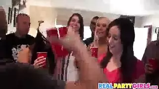 حفلة عيد ميلاد جامحة: أوجي شرجي وكس مع نجمة البورنو