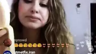 فتاة مغرية ترتدي ثونغ الدانتيل تُغري من أجل مشهد إباحي