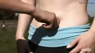 شقراء ذات مؤخرة ضيقة تمتلئ بالألعاب ثم تجعل نفسها تبلغ