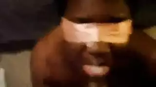 جماع بمساعدة صندوق الغداء لفتاة صغيرة معصوبة العينين