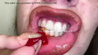 فتاة ذات صدر كبير تعجب بصدرها الكبير