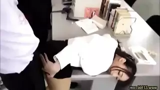 طالبة تتخطى الواجب المنزلي لتركب قضيب مدرسها