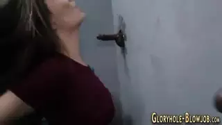 قضيب تنفيذي يحصل على فم جشع عبر الحائط