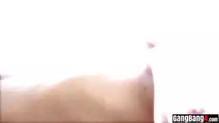 أوضاع جنسية في المطبخ: ربة المنزل تحصل على لعق مهبلها المبلل من الجارة