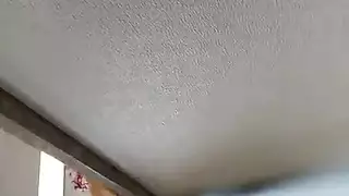 ملابس داخلية حمراء إباحية: مراهقة تنتشر لتعرض فرجها المحلوق