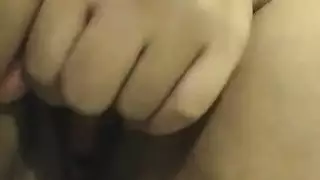 كانت فاتنة آسيوية لطيفة يائسة لوجهها ، لذلك أظهرت لنا سراويلها الصفراء وجمل محلوق