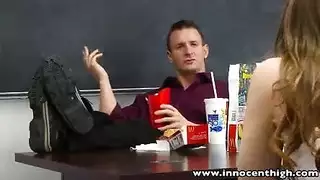 فتاة جامعية جامحة بشعر أحمر تمارس الجنس مع مدرسها بشراسة